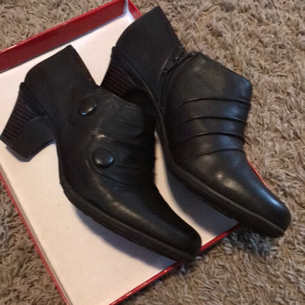 Adorable Michelle D button booties